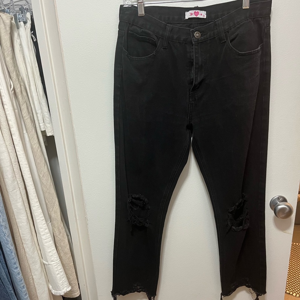 Low rise distressed knee jeans